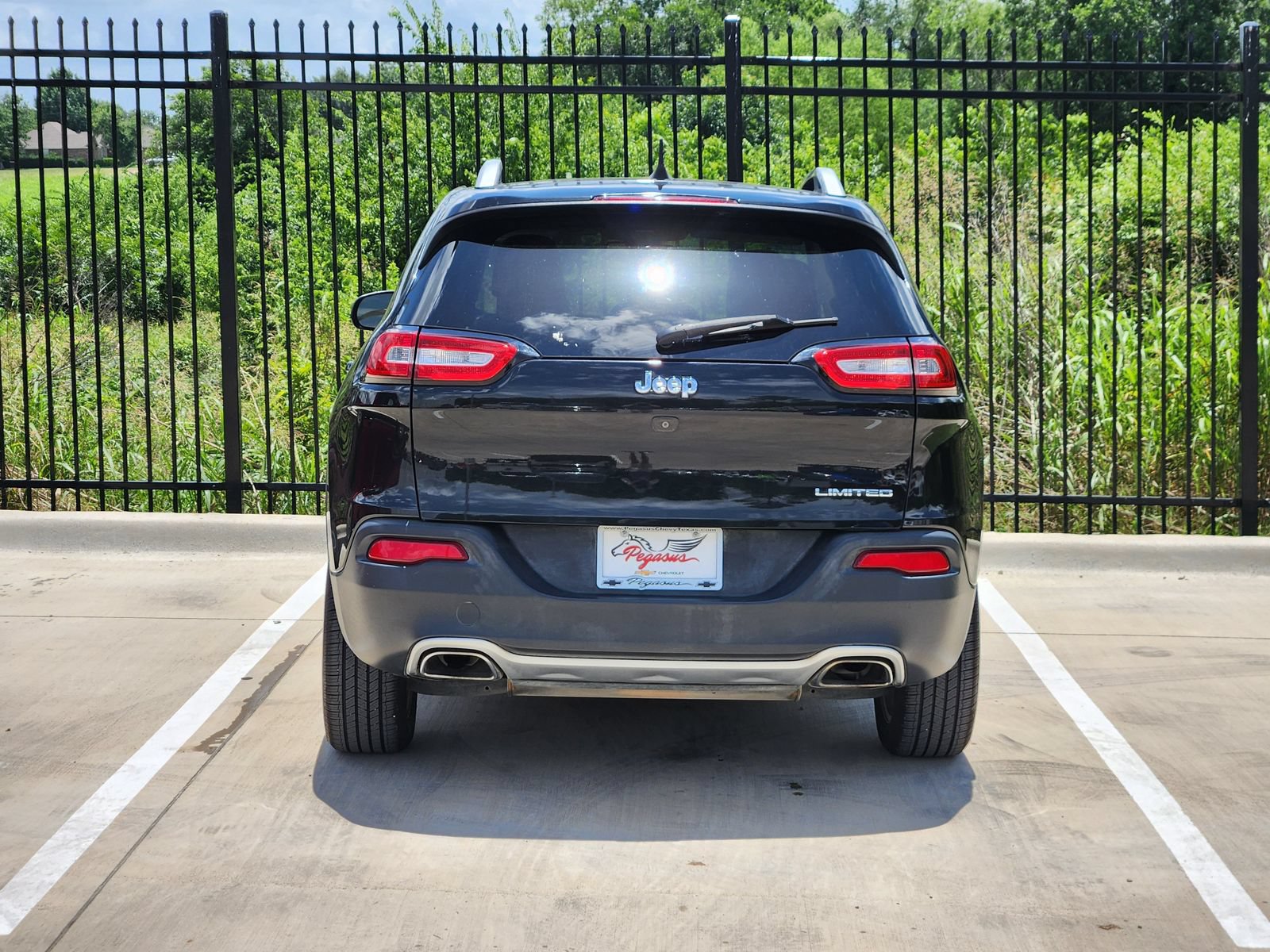 Used 2016 Jeep Cherokee Limited w/ Luxury Group FWD image 8
