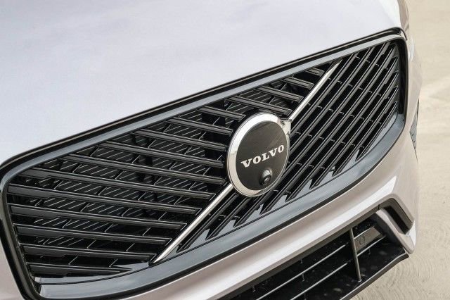 New 2026 Volvo XC60 B5 Plus w/ Climate Package PRO image 17