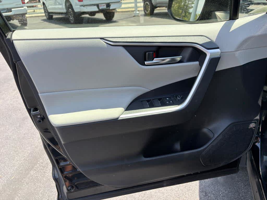 Used 2022 Toyota RAV4 XLE AWD/4WD image 21