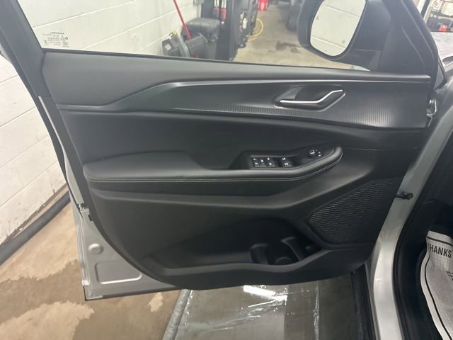 Used 2023 Jeep Grand Cherokee Laredo image 8