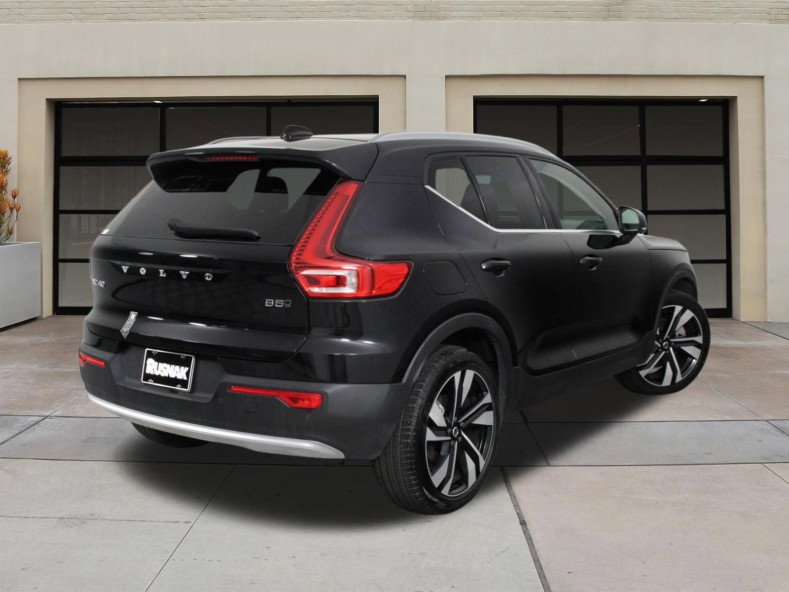 Used 2025 Volvo XC40 B5 Plus image 4