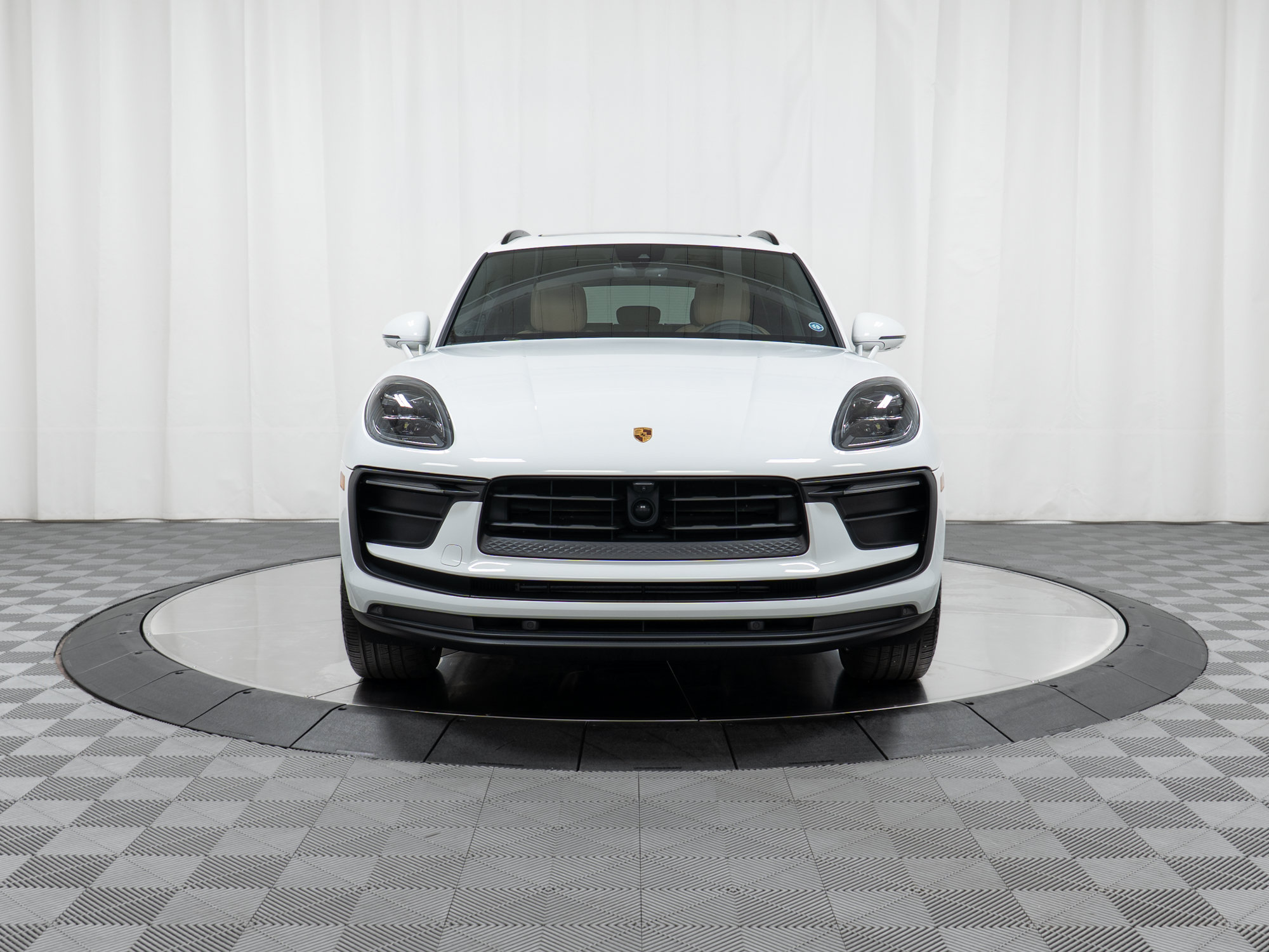 Certified 2022 Porsche Macan AWD/4WD image 10