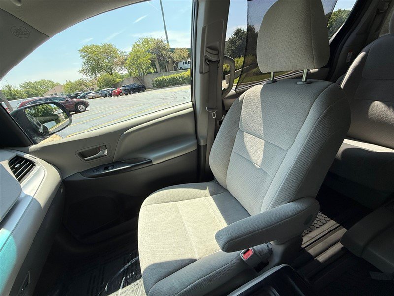 Used 2015 Toyota Sienna LE FWD image 29