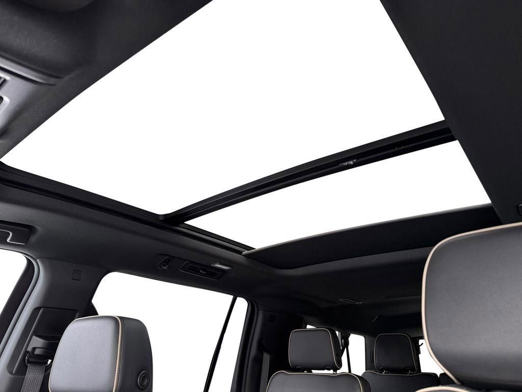 Used 2023 Chevrolet Suburban Premier image 22