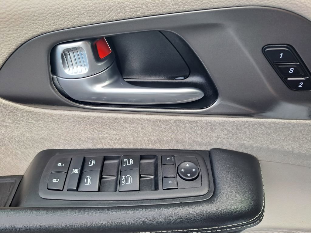 Used 2024 Chrysler Pacifica Touring-L image 31