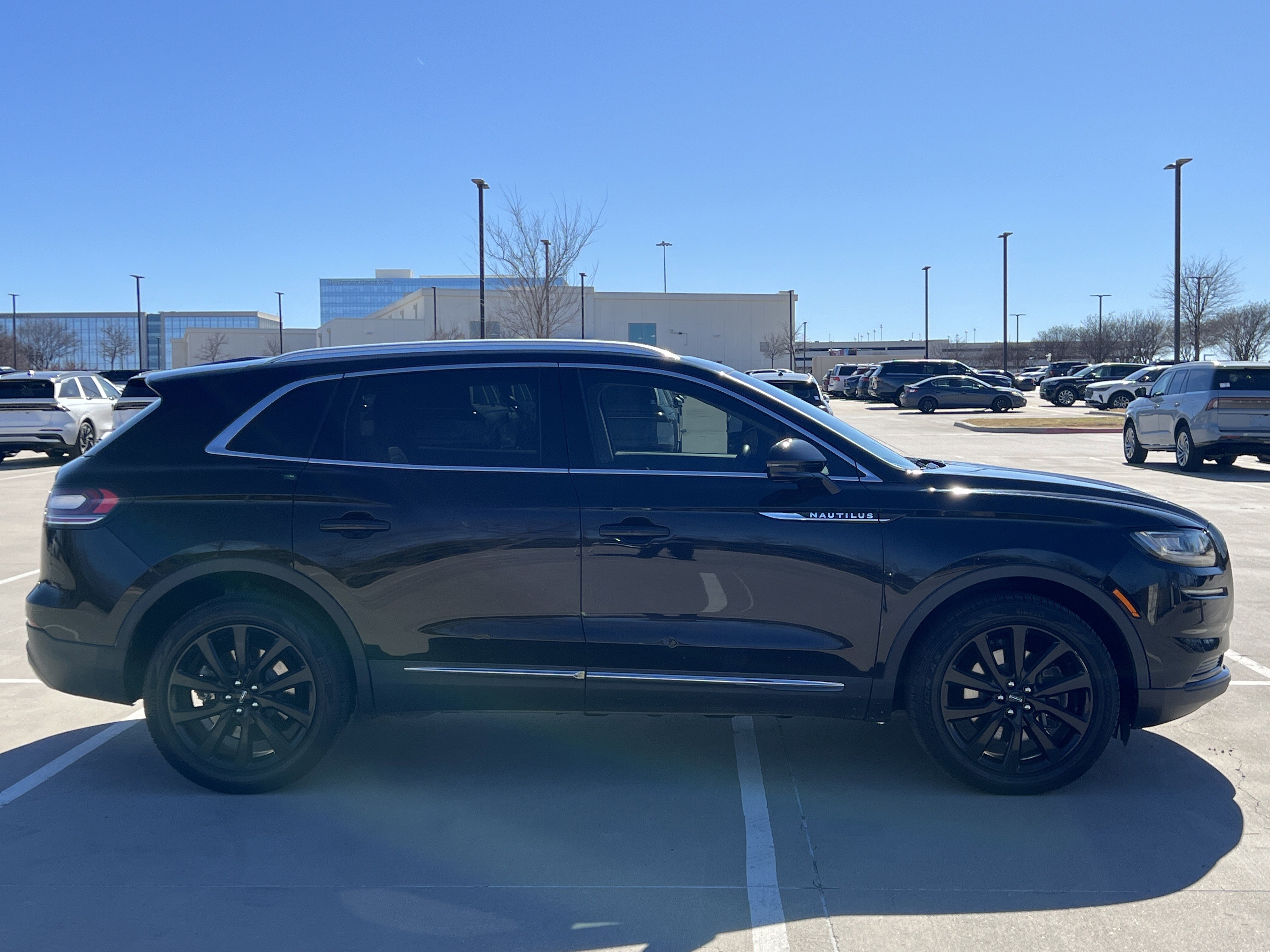 Used 2022 Lincoln Nautilus Reserve w/ Monochromatic Package image 10