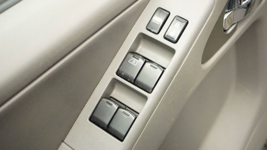 Used 2012 Nissan Frontier SL w/ Moonroof Pkg image 25