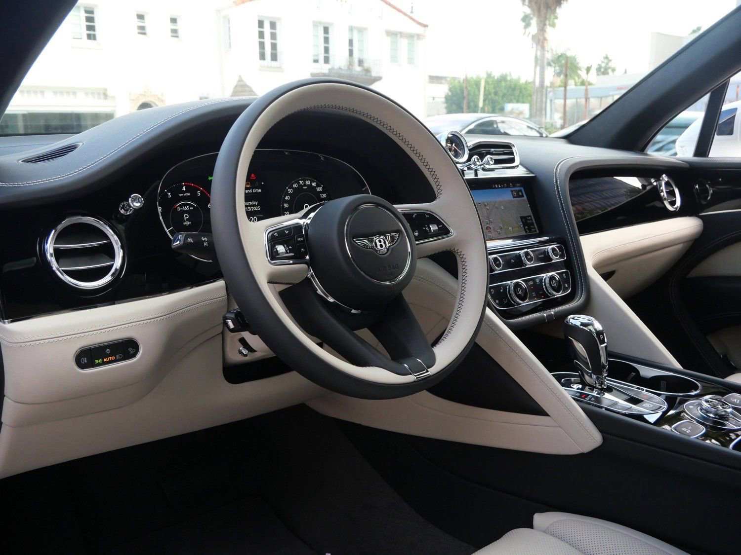 Used 2025 Bentley Bentayga image 2