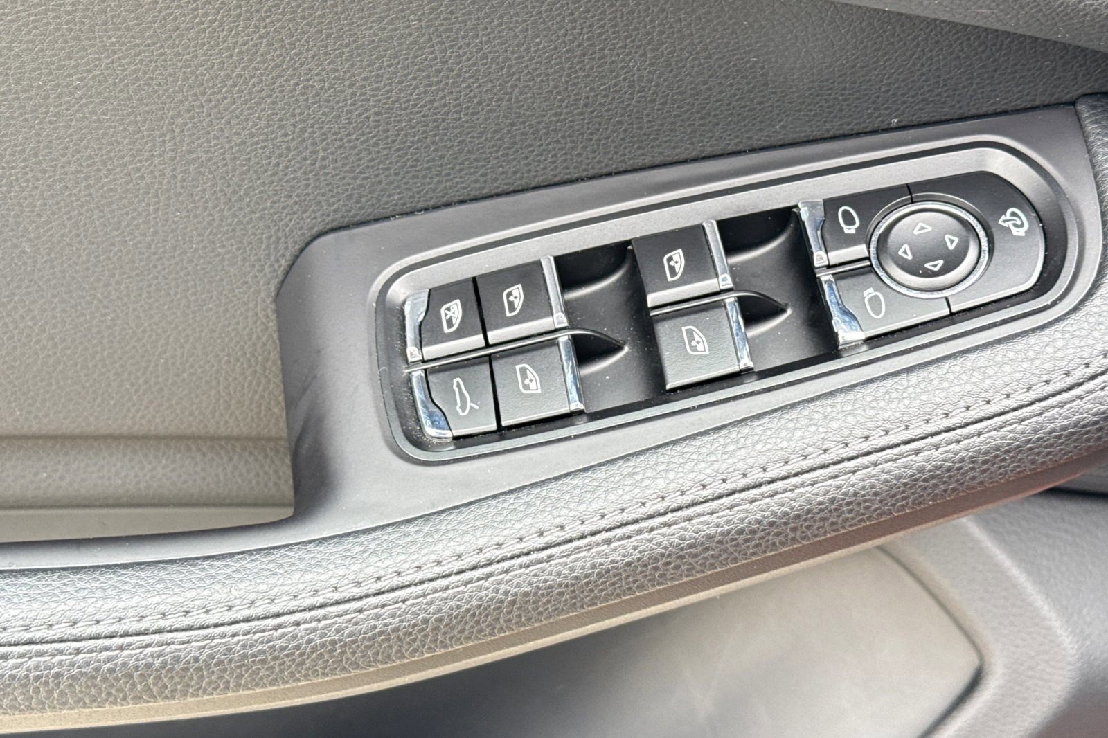 Used 2024 Porsche Macan AWD/4WD image 12