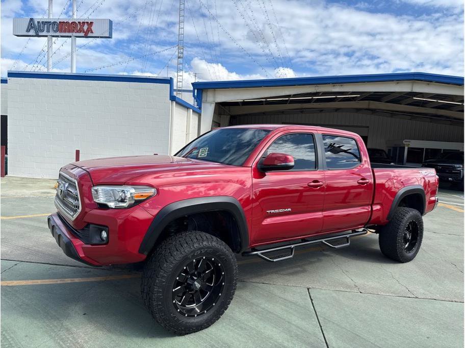 Used 2017 Toyota Tacoma TRD Off-Road image 2