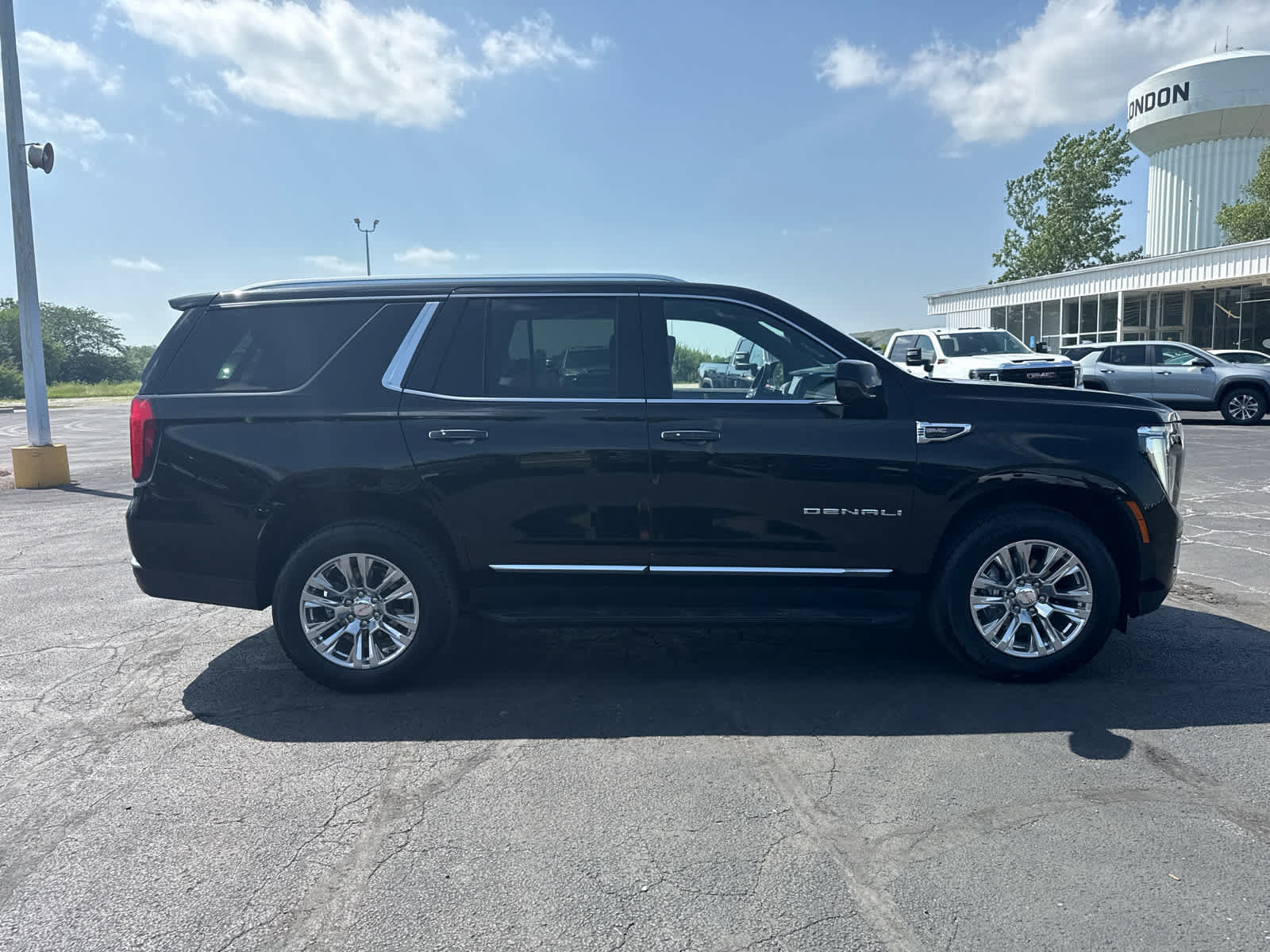 Used 2025 GMC Yukon Denali AWD/4WD image 6