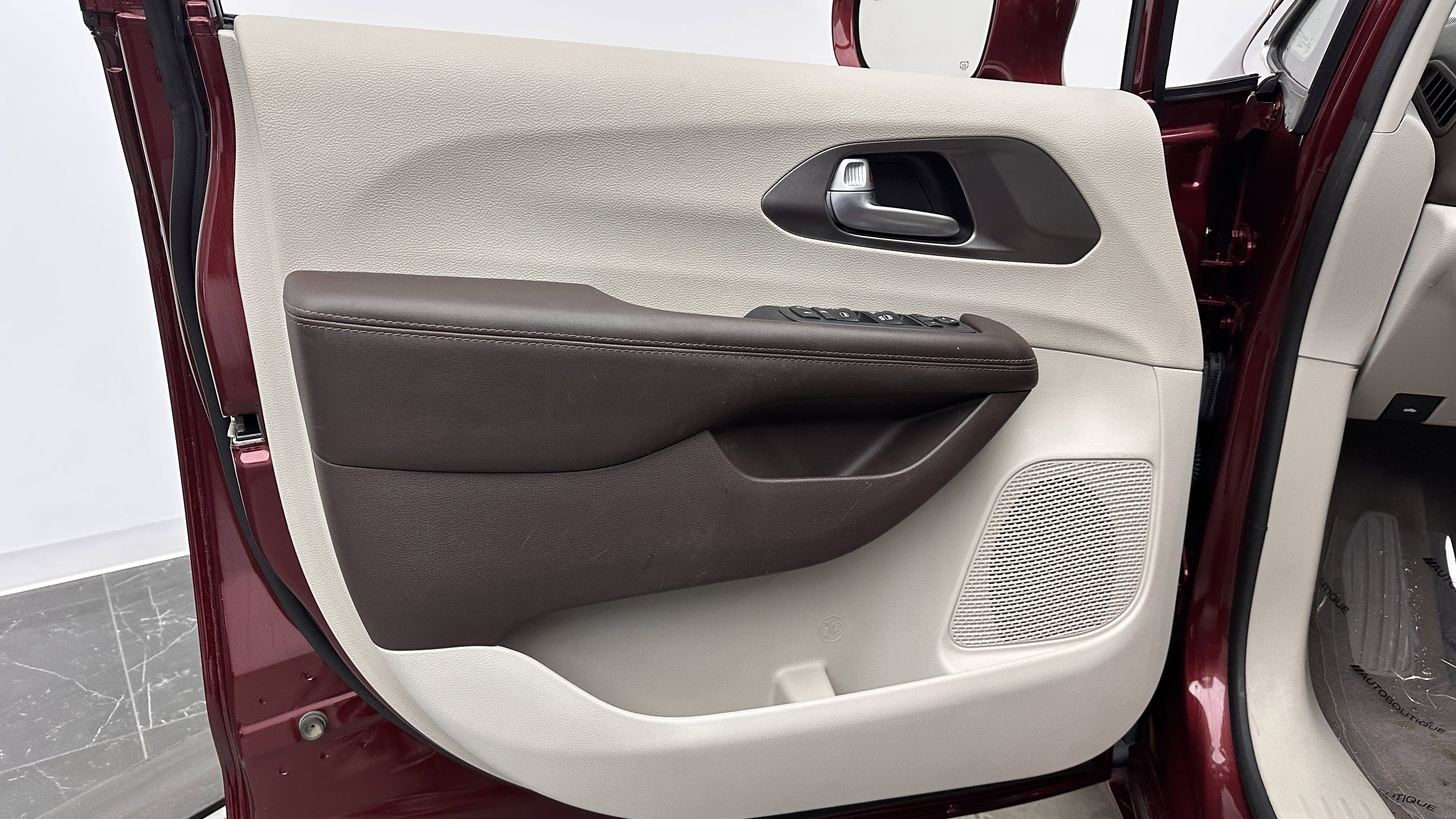 Used 2018 Chrysler Pacifica Touring-L image 10