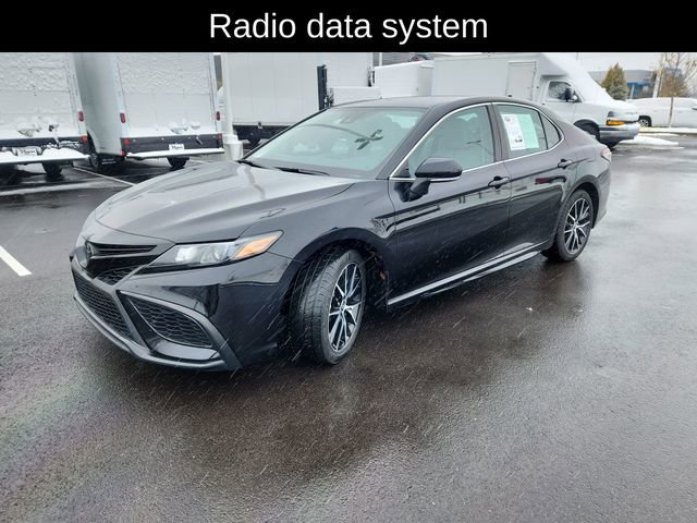 Used 2023 Toyota Camry SE image 3