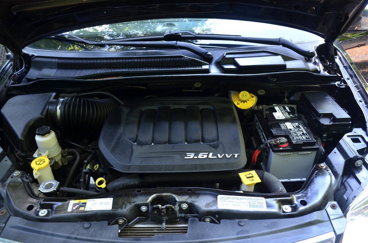 Used 2015 Chrysler Town & Country Touring-L w/ Driver Convenience Group FWD image 24