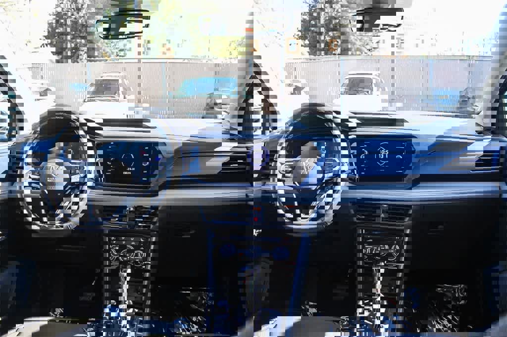 Used 2024 Volkswagen Taos SE image 18