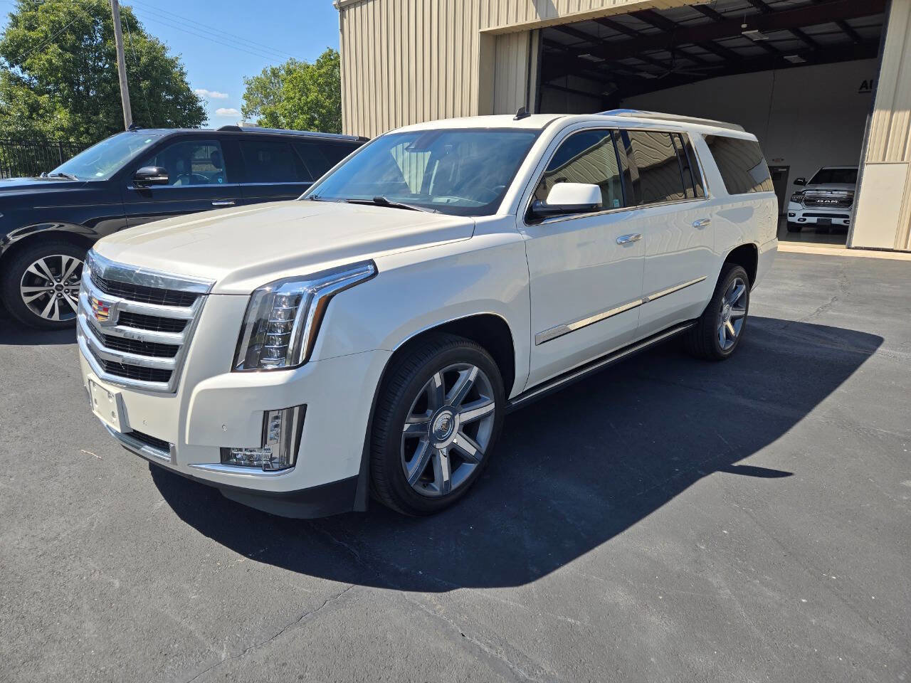 Used 2015 Cadillac Escalade ESV Premium image 2
