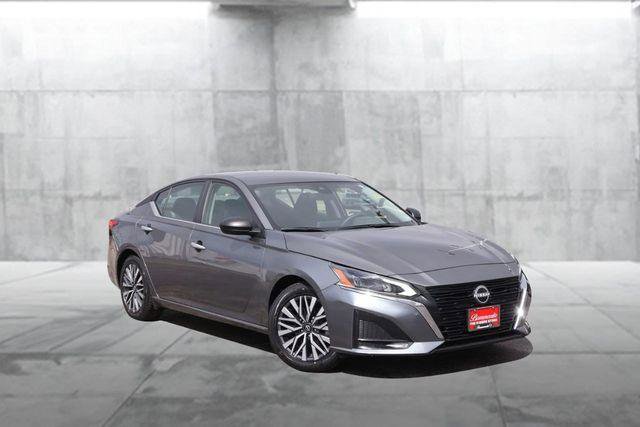 Used 2025 Nissan Altima 2.5 SV FWD image 2