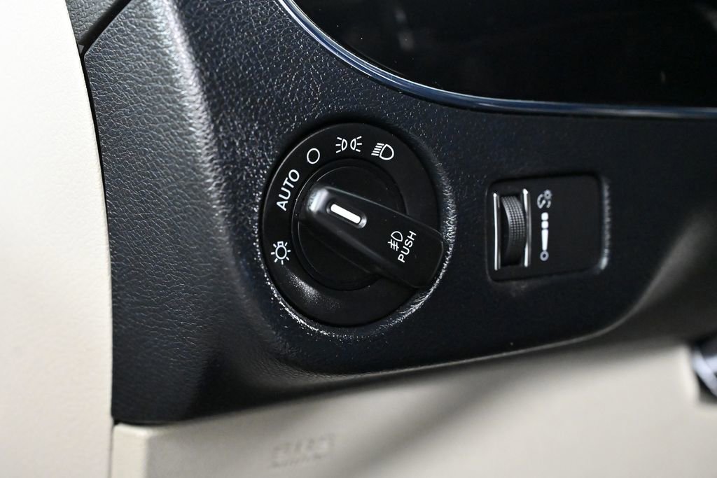 Used 2019 Dodge Grand Caravan SXT image 19