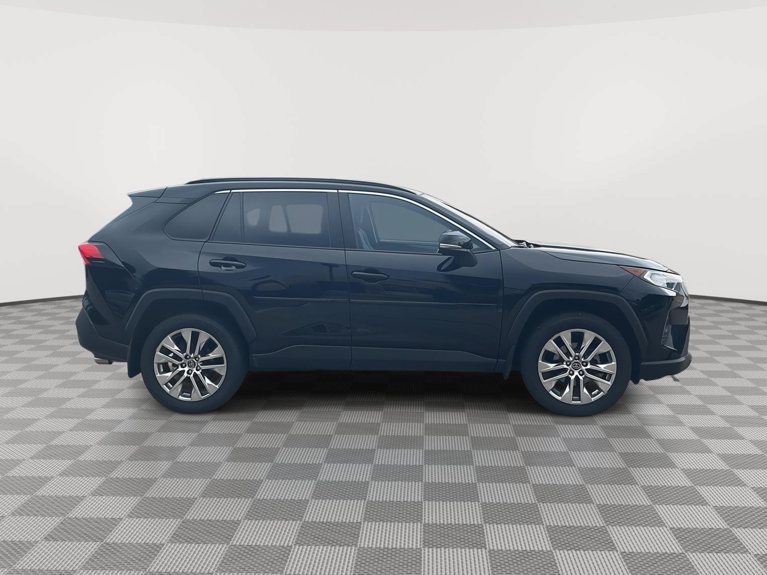 Used 2020 Toyota RAV4 XLE Premium AWD/4WD image 5