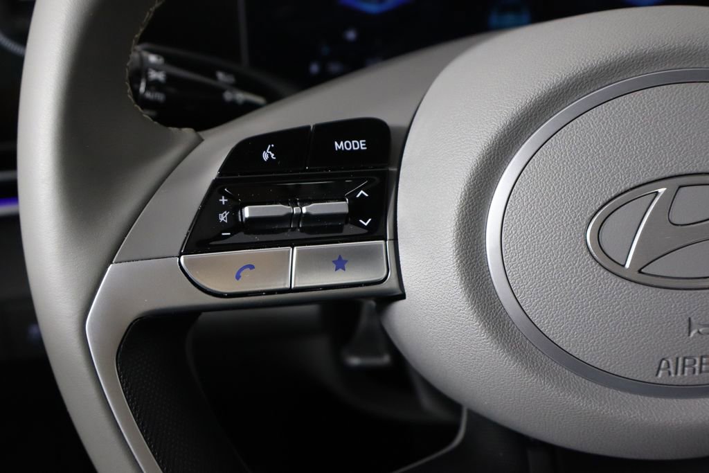 Used 2025 Hyundai Elantra SEL FWD image 8