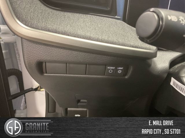 Used 2025 Nissan Kicks SV w/ SV Premium Package image 17