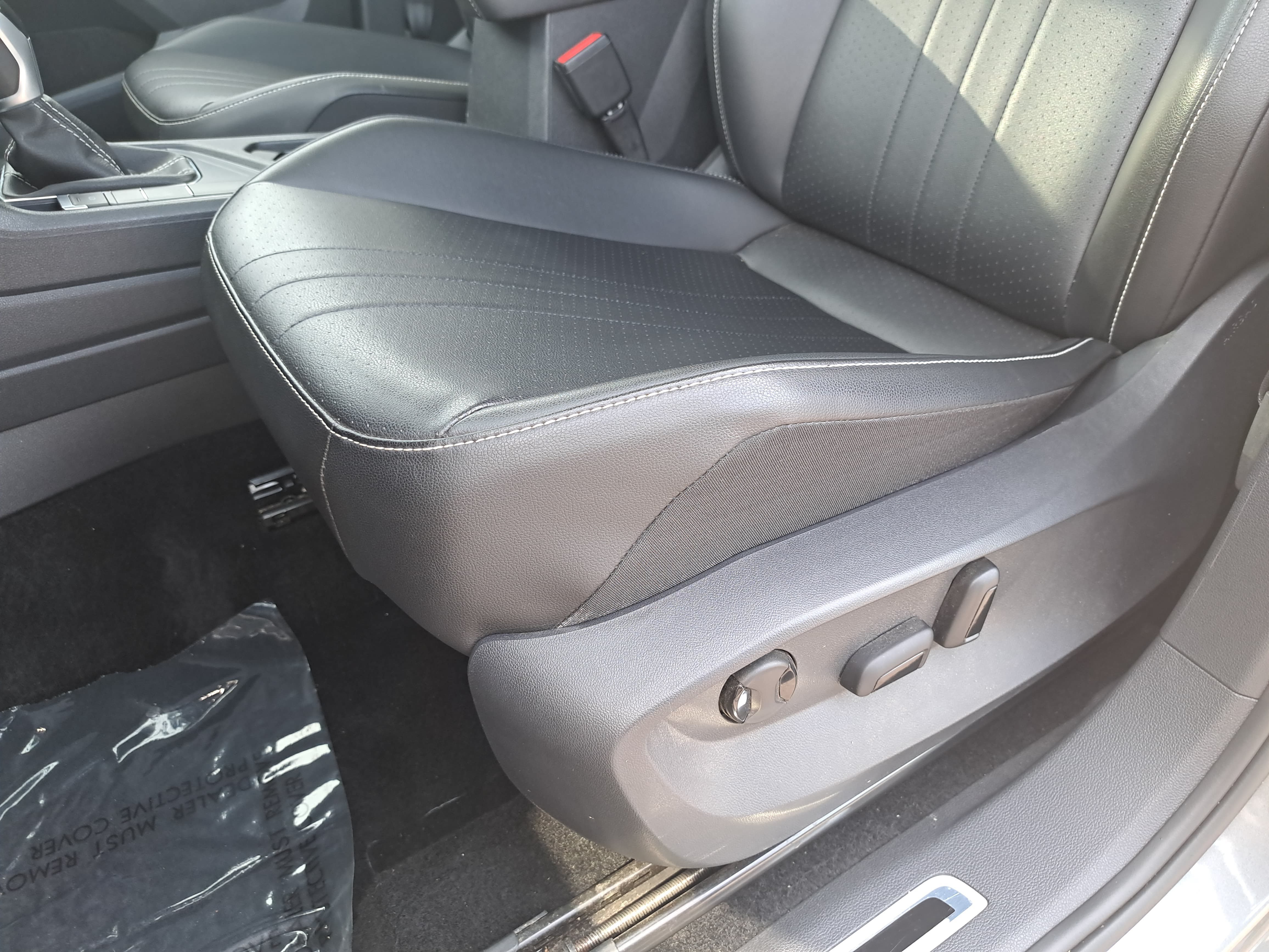 Used 2023 Volkswagen Tiguan SE R-Line FWD image 29