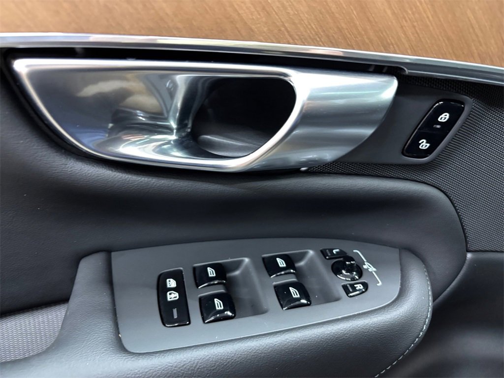 Certified 2025 Volvo XC90 B5 Plus w/ Protection Package Premier image 12