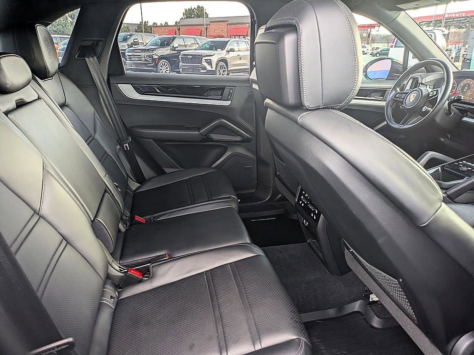 Used 2024 Porsche Cayenne AWD/4WD image 35