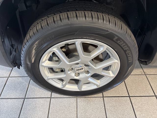 Used 2023 Jeep Renegade Latitude AWD/4WD image 5