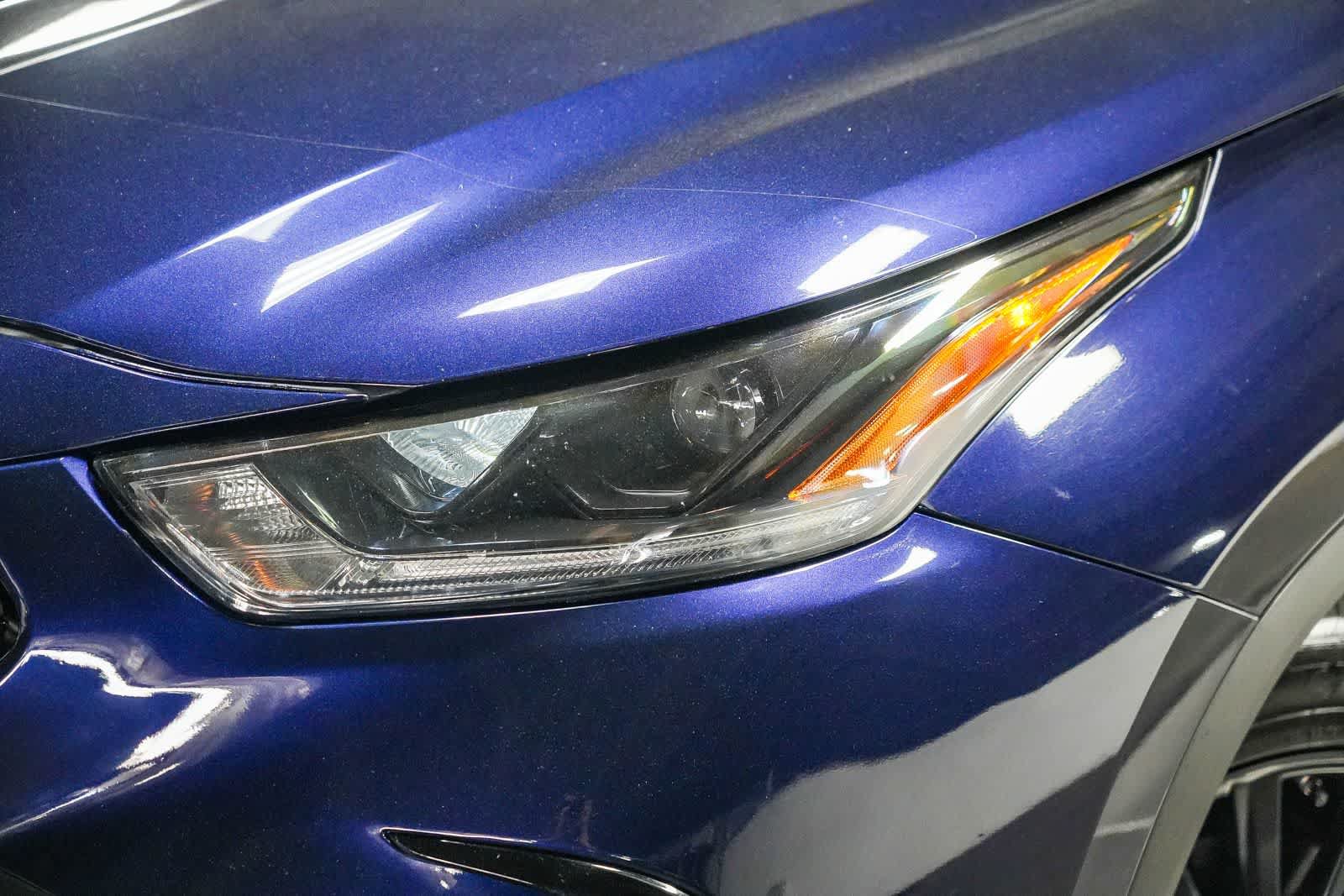 Used 2023 Toyota Highlander XSE FWD image 2