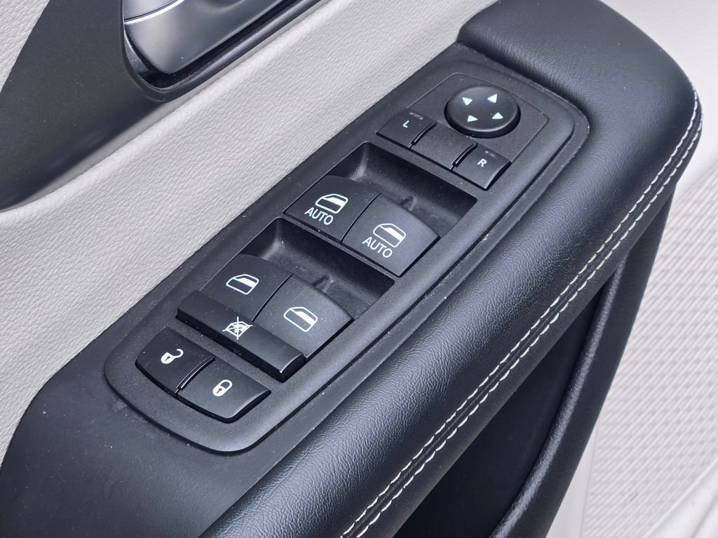 Used 2023 Chrysler Pacifica Touring-L FWD image 30