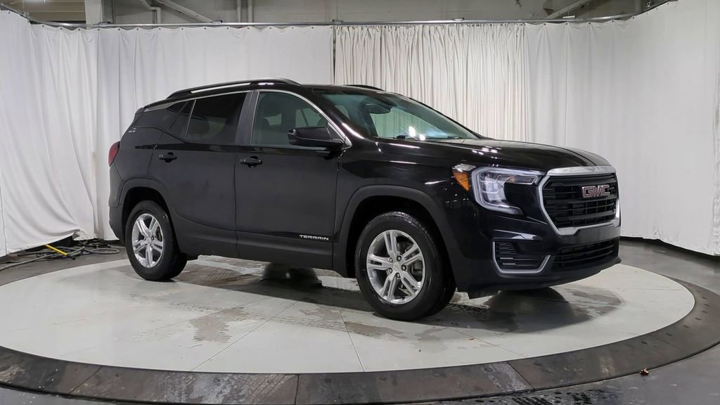 Used 2023 GMC Terrain SLE w/ Driver Convenience Package image 2