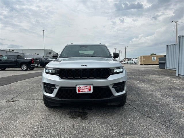 Used 2024 Jeep Grand Cherokee Altitude image 8