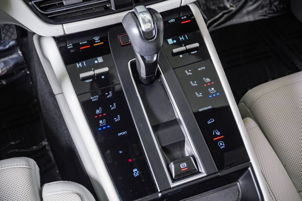 Certified 2023 Porsche Macan AWD/4WD image 24