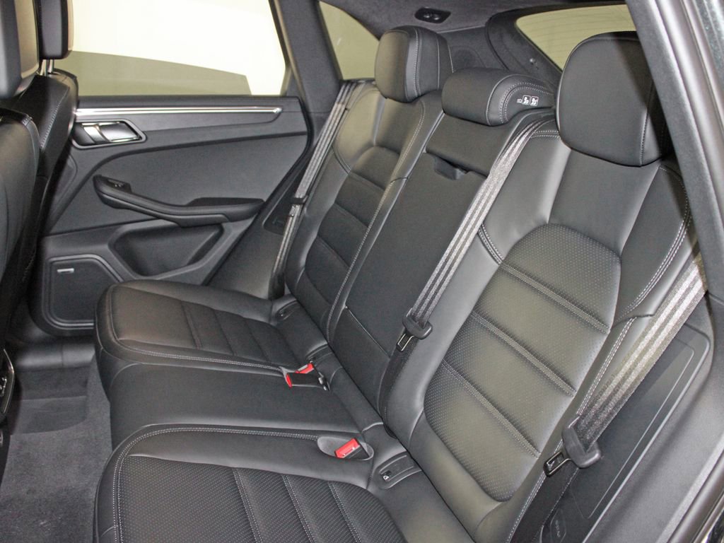 Certified 2026 Porsche Macan GTS AWD/4WD image 34