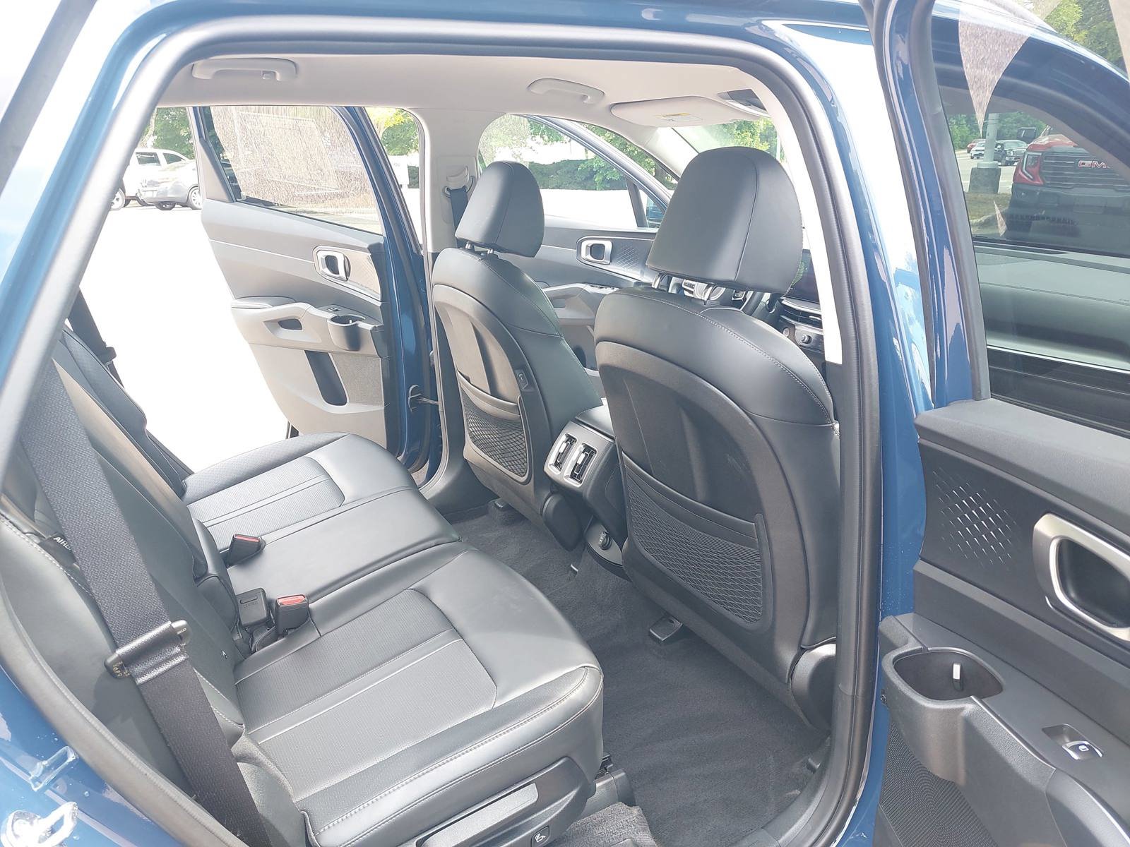 Used 2024 Kia Sorento S AWD/4WD image 11