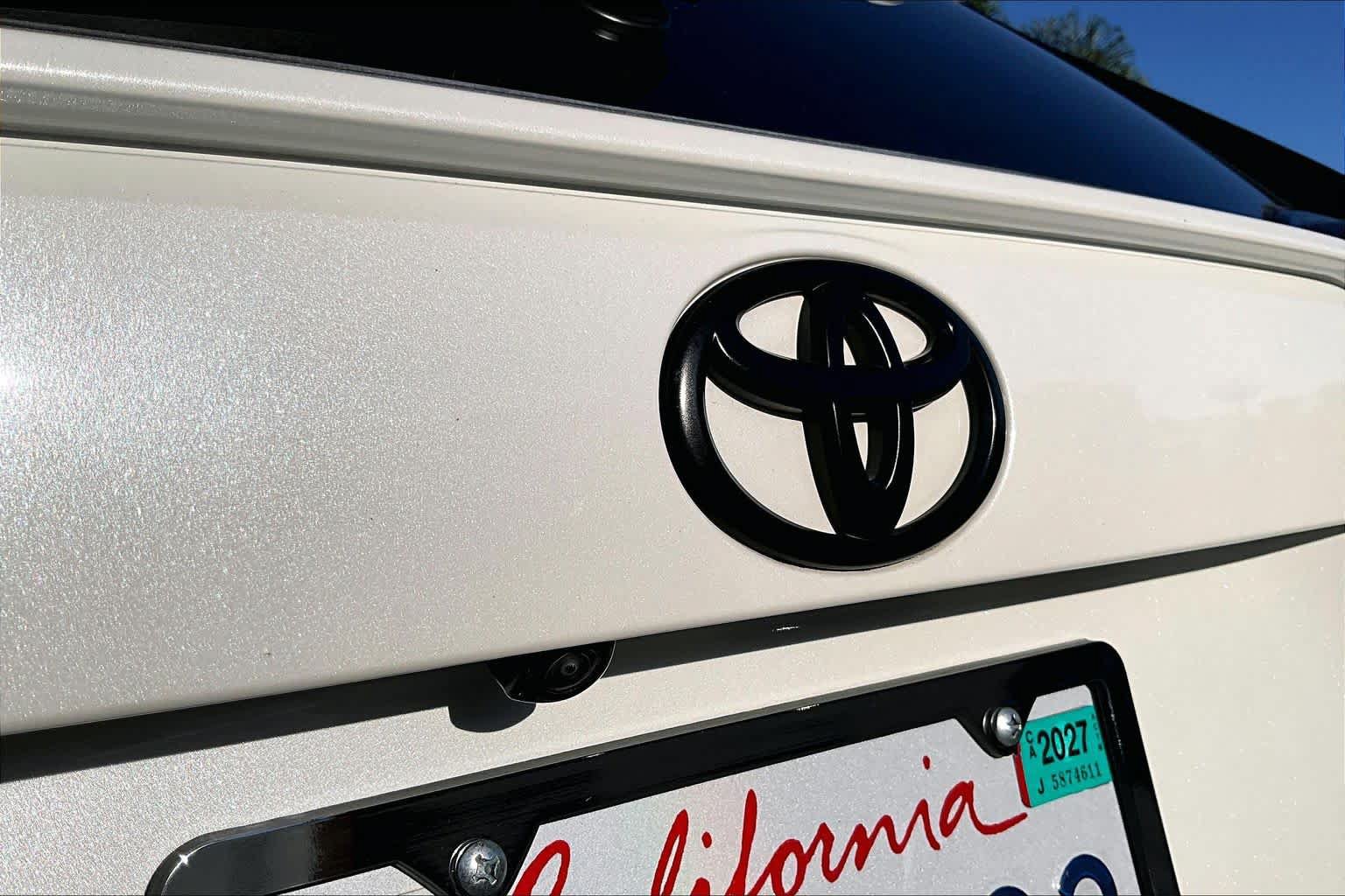 Used 2022 Toyota RAV4 XLE Premium FWD image 9