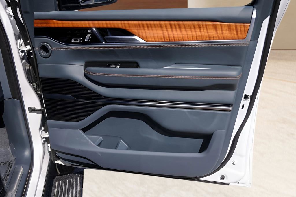 Used 2024 Jeep Grand Wagoneer Series III image 32