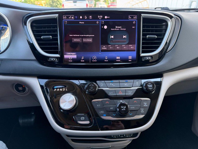 Used 2023 Chrysler Pacifica Touring-L FWD image 35