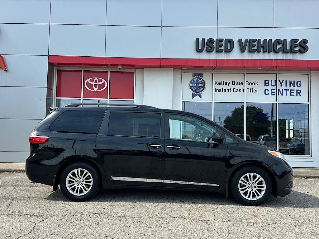 Used 2016 Toyota Sienna XLE w/ XLE Navigation Package FWD image 7