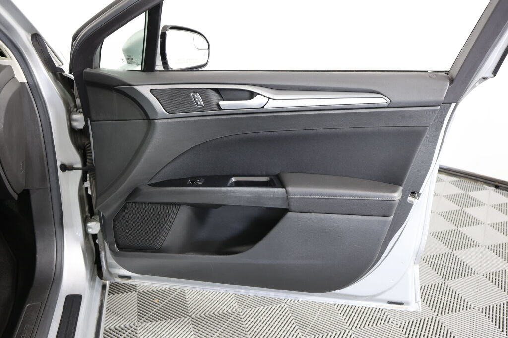 Used 2015 Ford Fusion SE FWD image 25
