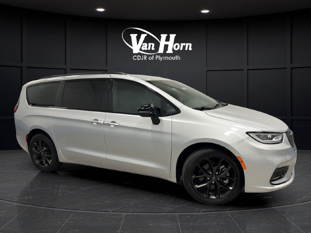 Used 2024 Chrysler Pacifica Touring-L w/ Uconnect Theater Family Group