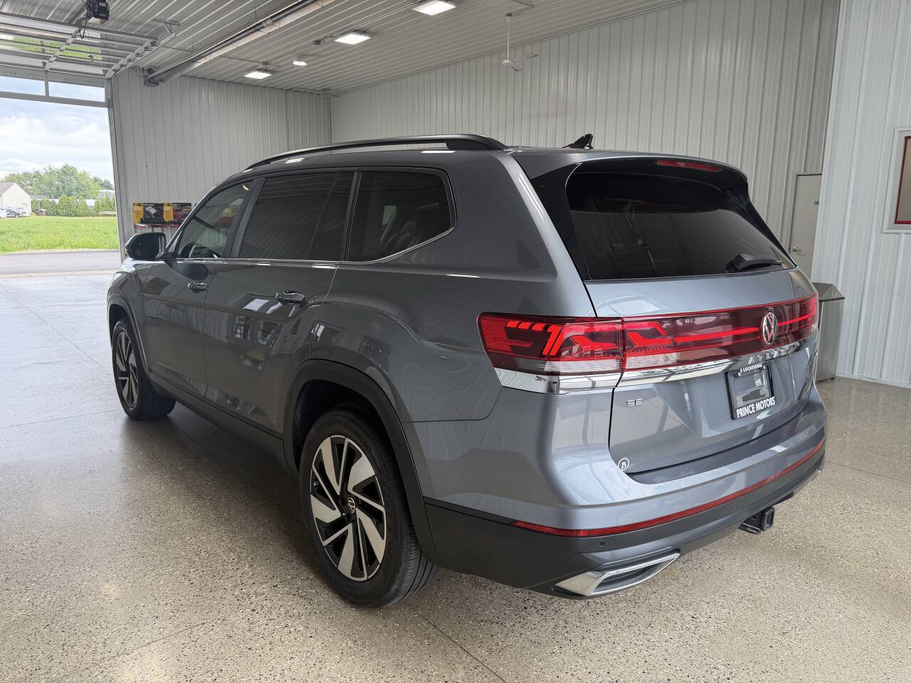Used 2024 Volkswagen Atlas SE AWD/4WD image 3