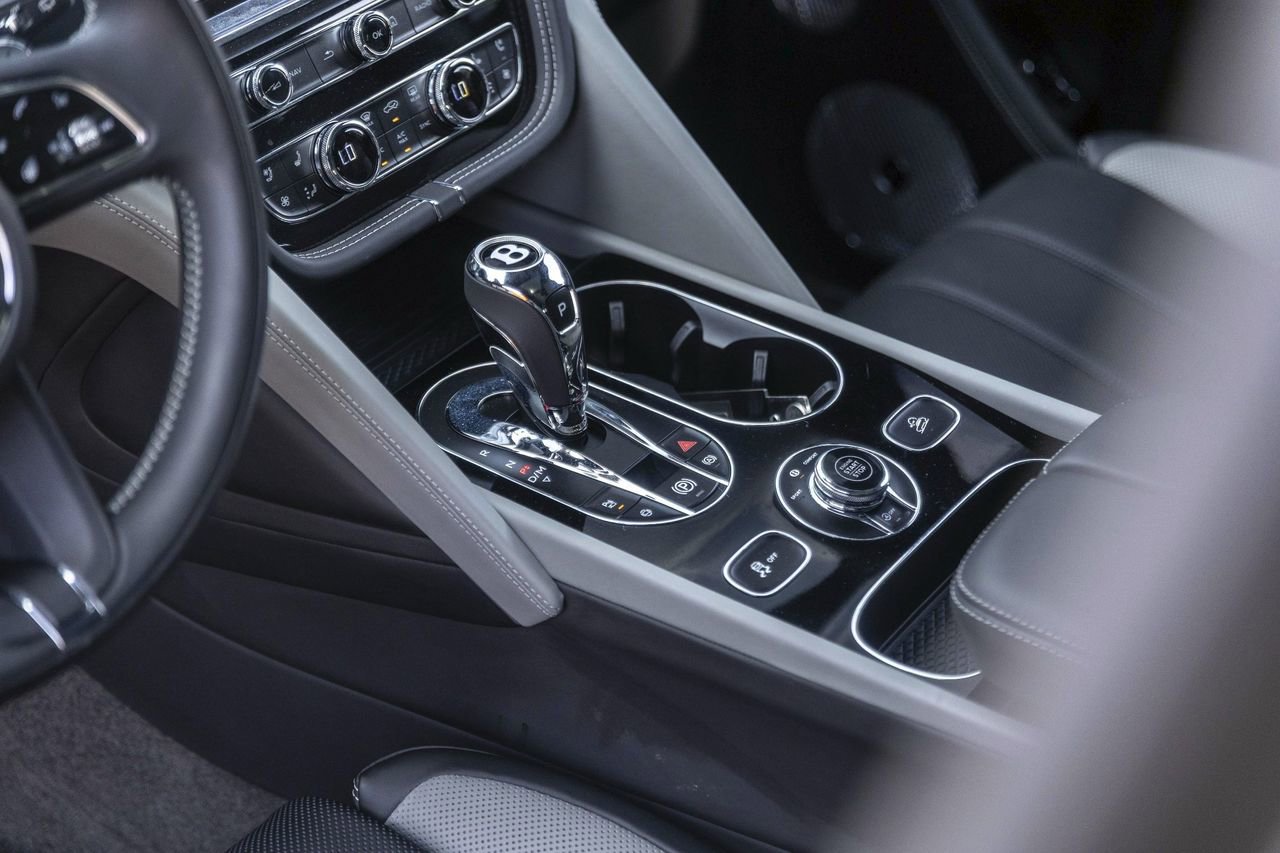 Used 2025 Bentley Bentayga AWD/4WD image 29
