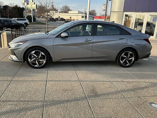 Used 2023 Hyundai Elantra SEL w/ Convenience Package image 11