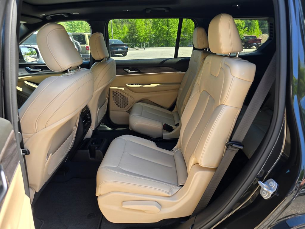 Used 2023 Jeep Grand Cherokee L Limited AWD/4WD image 10