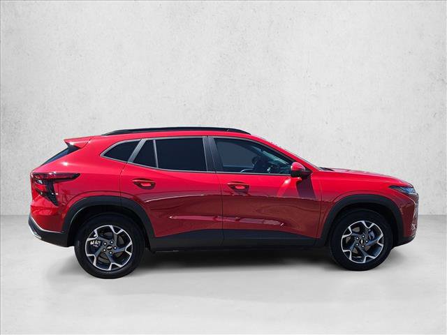 Used 2026 Chevrolet Trax LT w/ LPO, Blackout Package FWD image 4
