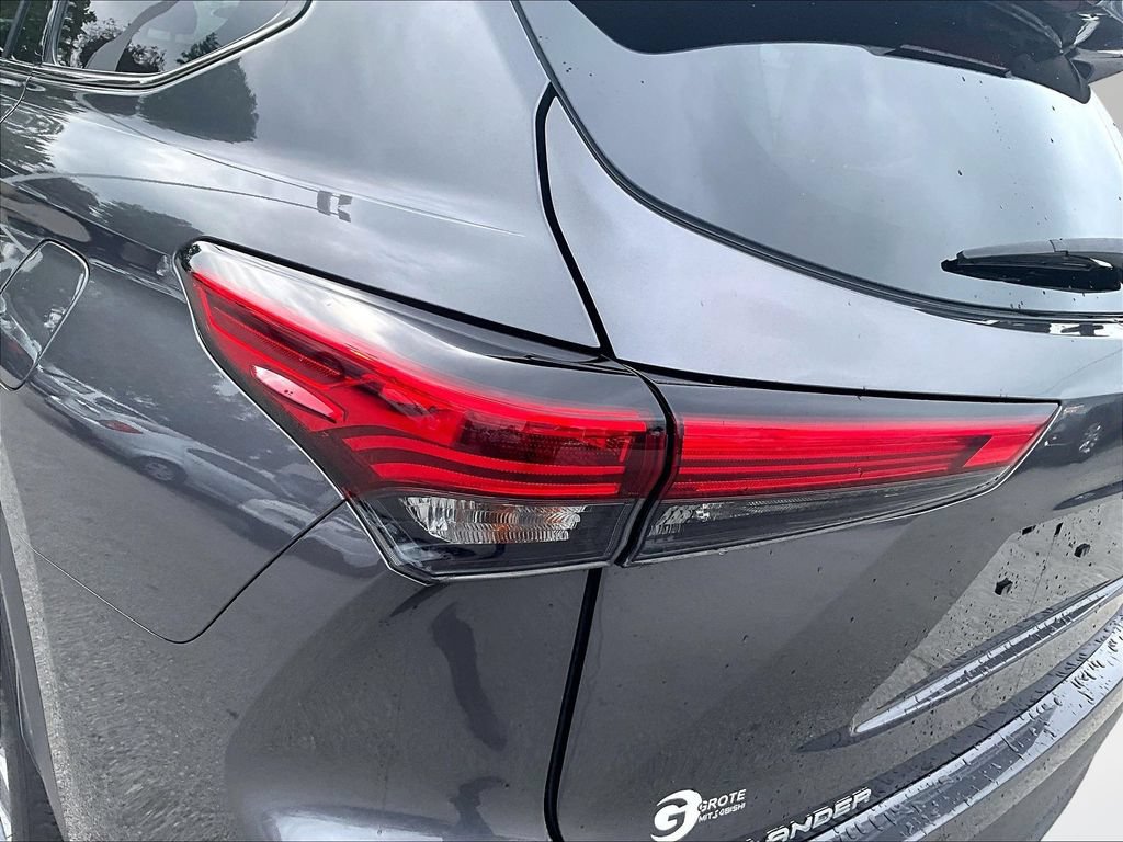 Used 2022 Toyota Highlander XLE FWD image 32