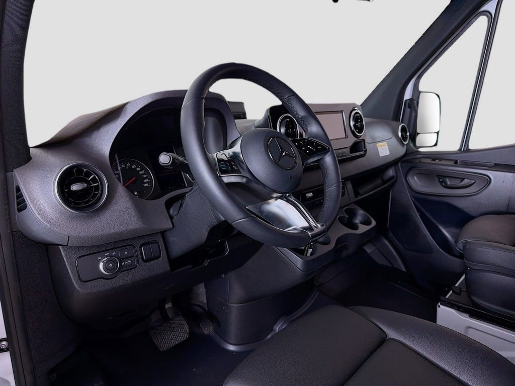 Used 2025 Mercedes-Benz Sprinter 2500 image 16