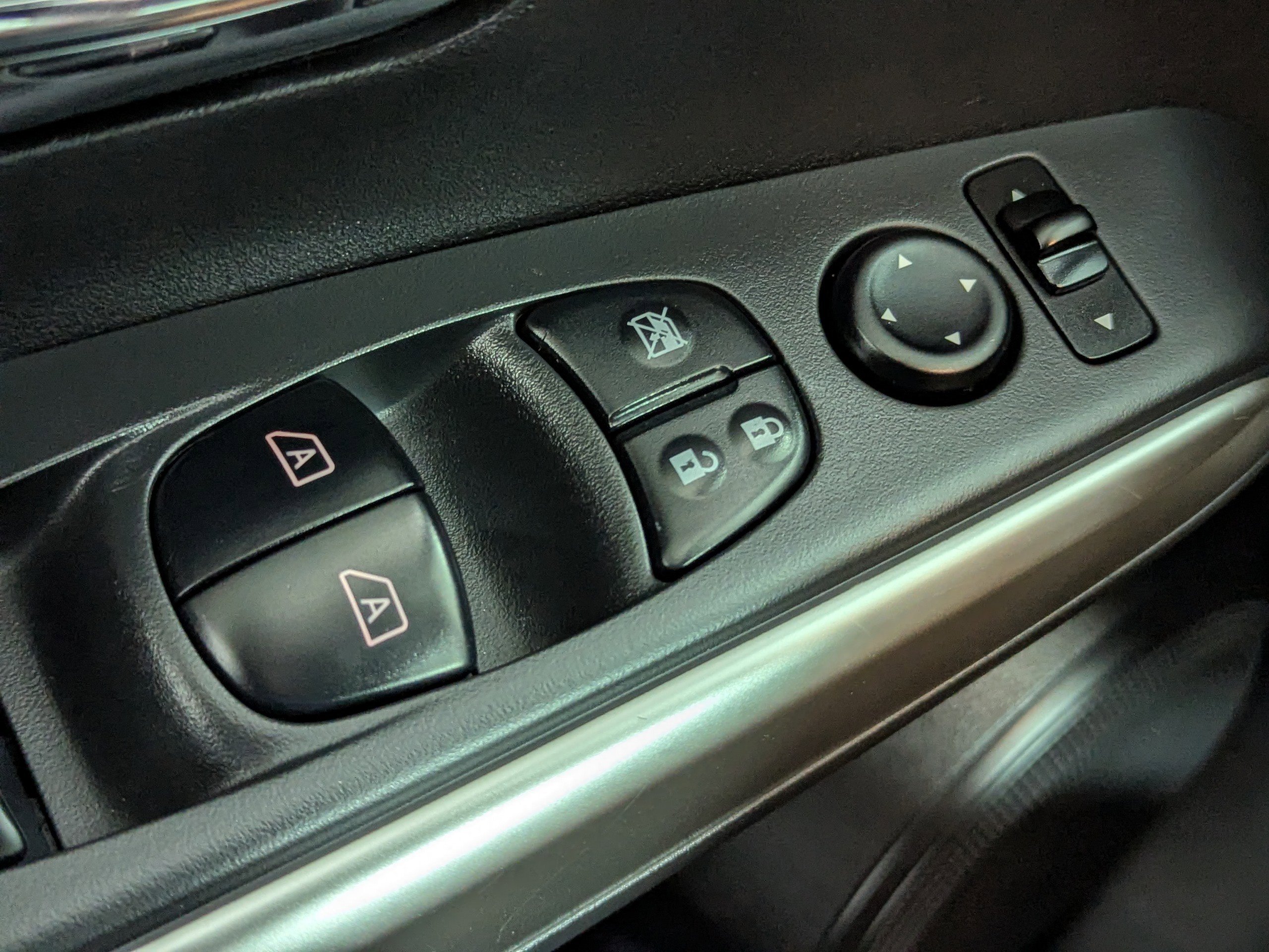 Used 2018 Nissan Kicks SR FWD image 18